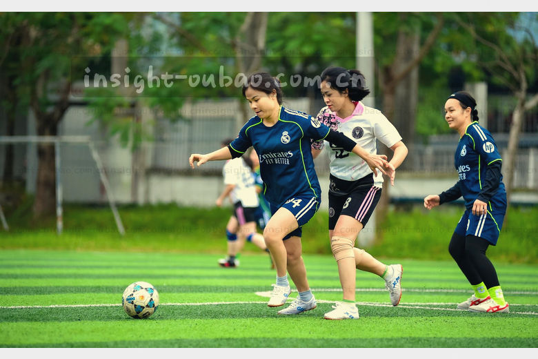 红蓝球服激烈争夺制高点